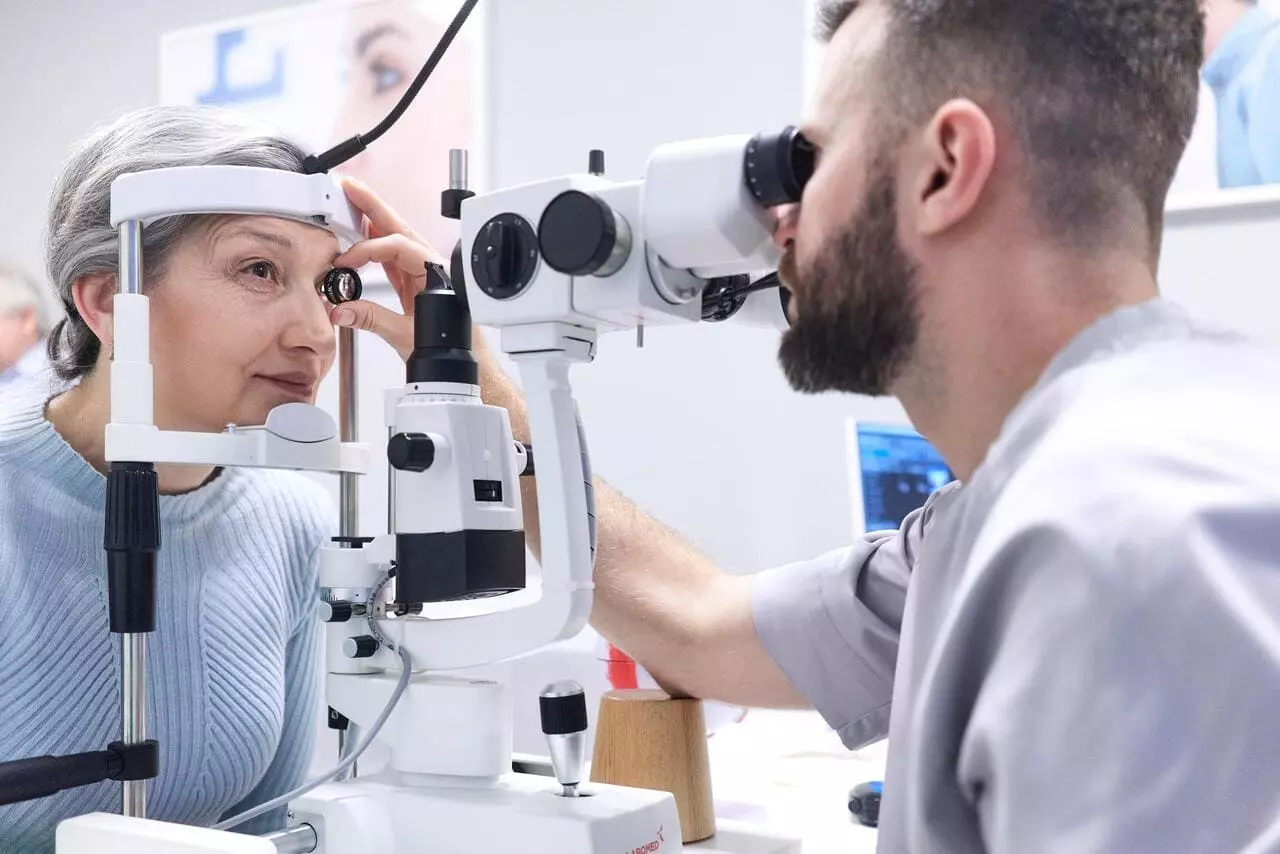 Признаки катаракты у ваших родителей. Когда нужно идти к офтальмологу?